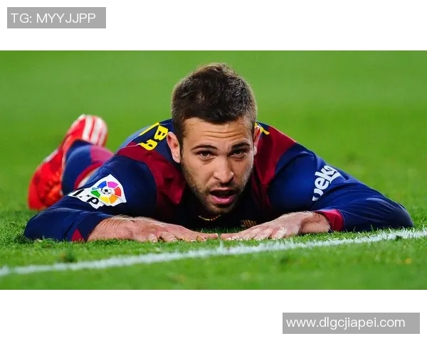 足球球星穿的小背心究竟是什么款式为何成为场上必备装备解析